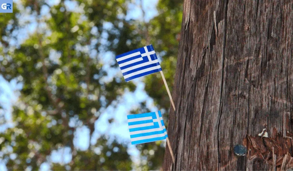 Έλληνες της διασποράς τραγουδούν τον εθνικό ύμνο έξω από την όπερα του Σίδνεϊ
