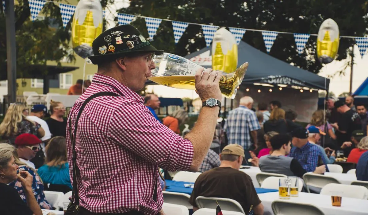 Oktoberfest: Μεθυσμένος έσπασε ποτήρι στο κεφάλι σερβιτόρας