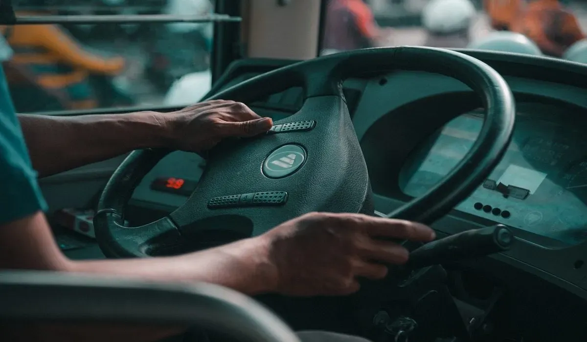 Οδηγός λεωφορείου μιλά στο κινητό και οδηγεί με τους… αγκώνες