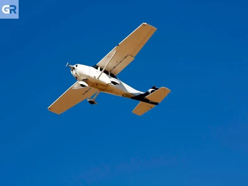 71χρονος πιλότος: Μικρό αεροπλάνο συντρίβεται δίπλα σε δρόμο