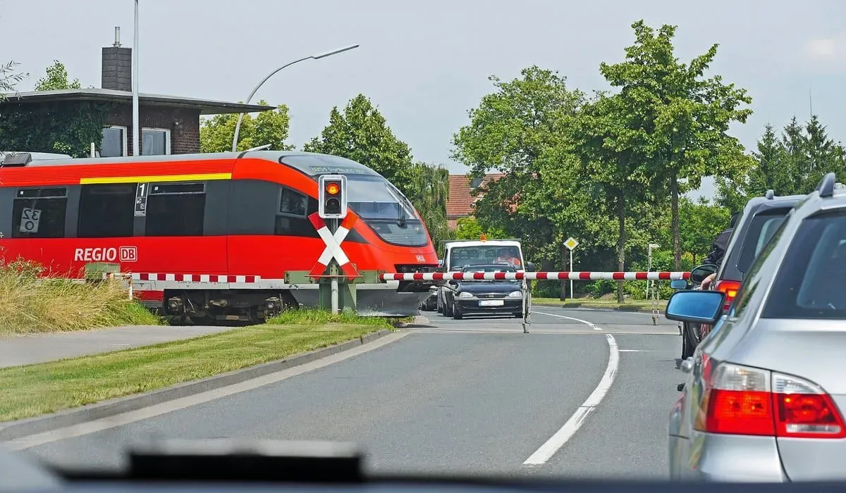 Γερμανία: 19χρονος παρασύρεται από τρένο σε σιδηροδρομική διάβαση