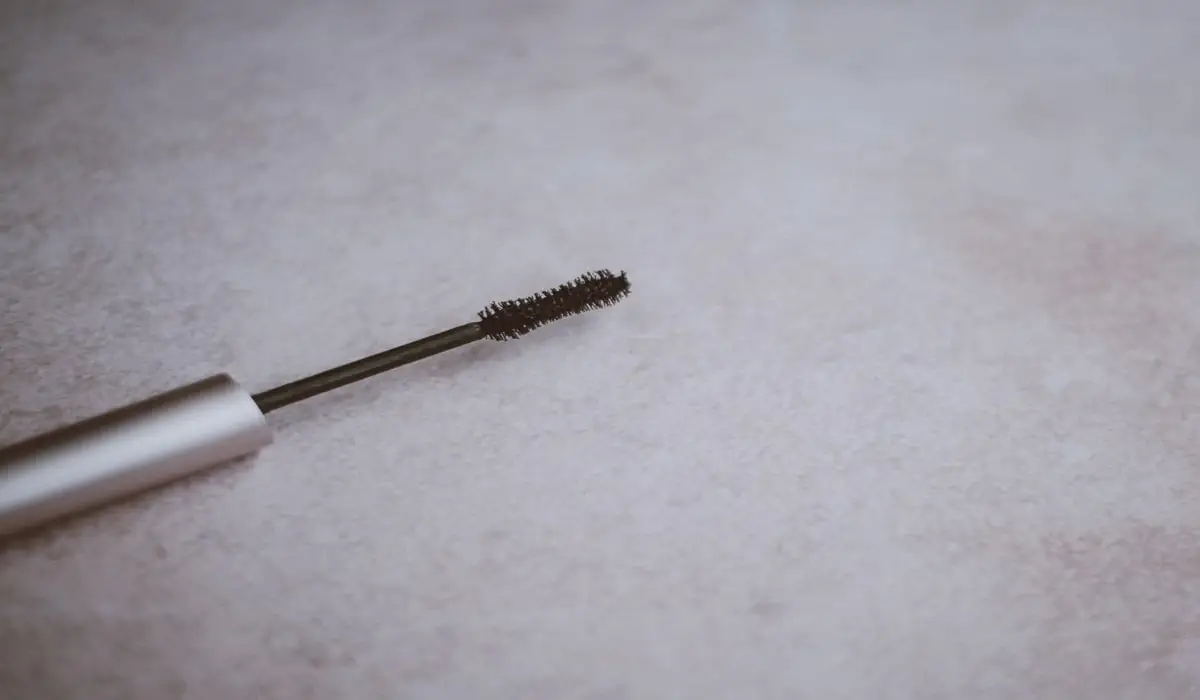 Tube Mascara vs Regular: What’s Best for Your Lashes?