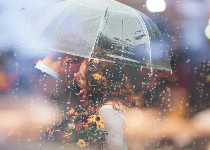 Γάμος σε κατάσταση έκτακτης ανάγκης: Νύφη πήγε με φουσκωτή βάρκα να παντρευτεί