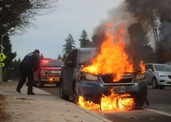 Ο πιο άτυχος: Καινούργιο αυτοκίνητο πήρε φωτιά πριν από το γραφείο ταξινόμησης