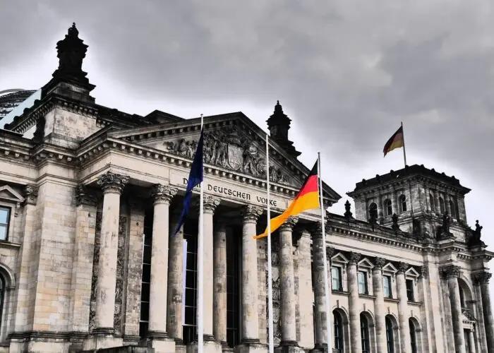 Δύσκολες ώρες για τη Γερμανία: Ο Υπ. Οικονομικών απειλεί με διάλυση του συνασπισμού