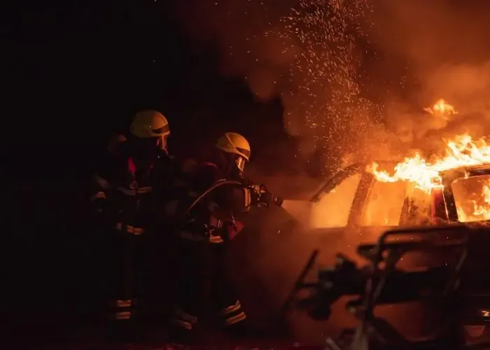 Αυτοκίνητο τυλίγεται στις φλόγες – Μητέρα και παιδί πεθαίνουν στον τόπο του δυστυχήματος