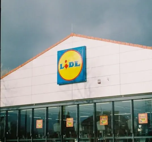 Καταιγίδα: Κεραυνός χτυπά κατάστημα Lidl – Δύο τραυματίες