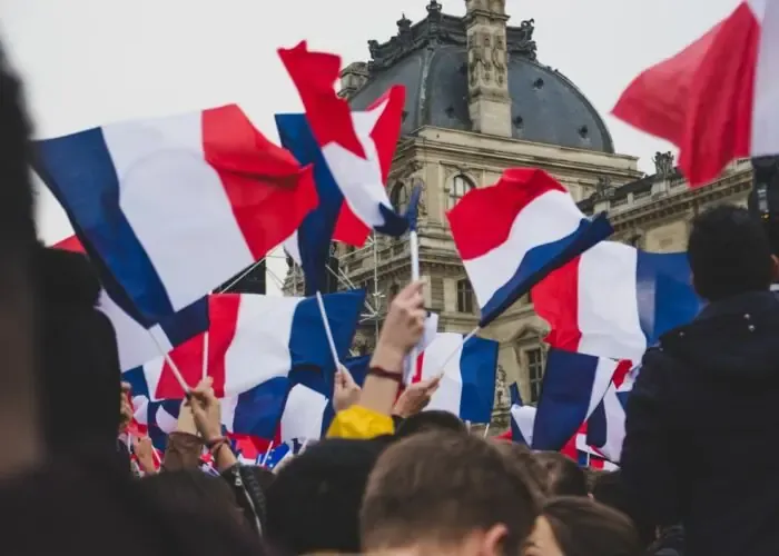 Ανατροπή στη Γαλλία: Πρώτο το Νέο Λαϊκό Μέτωπο – 2ος Μακρον – 3η η Λεπέν
