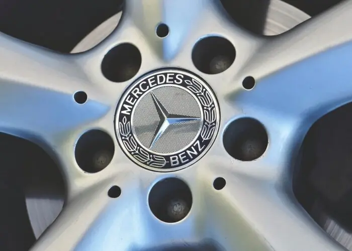 Η Mercedes-Benz καταγράφει σημαντικές μειώσεις