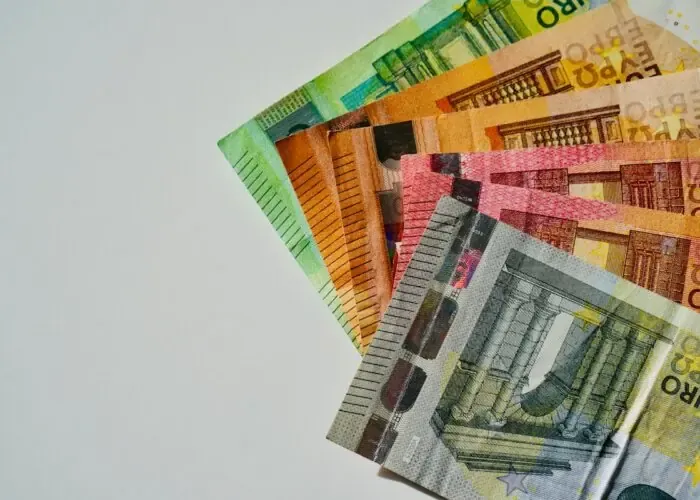 Οι άνθρωποι στη Γερμανία πληρώνουν λιγότερο συχνά με μετρητά