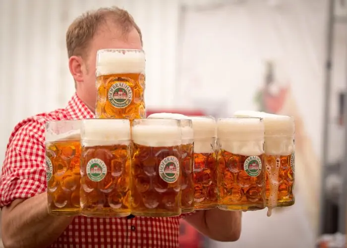 Υψηλές τιμές μπύρας στο Volksfest της Στουτγάρδης: Το λίτρο κοστίζει τώρα ήδη 14,40 ευρώ