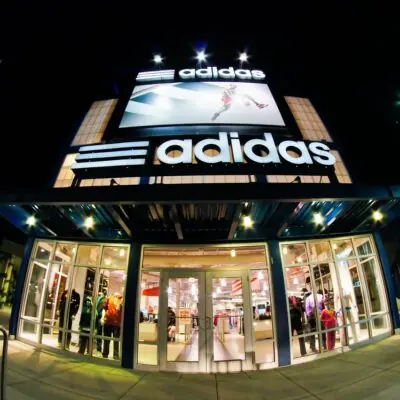 Η Adidas κλείνει τις τοποθεσίες και απολύει 200 εργαζομένους της