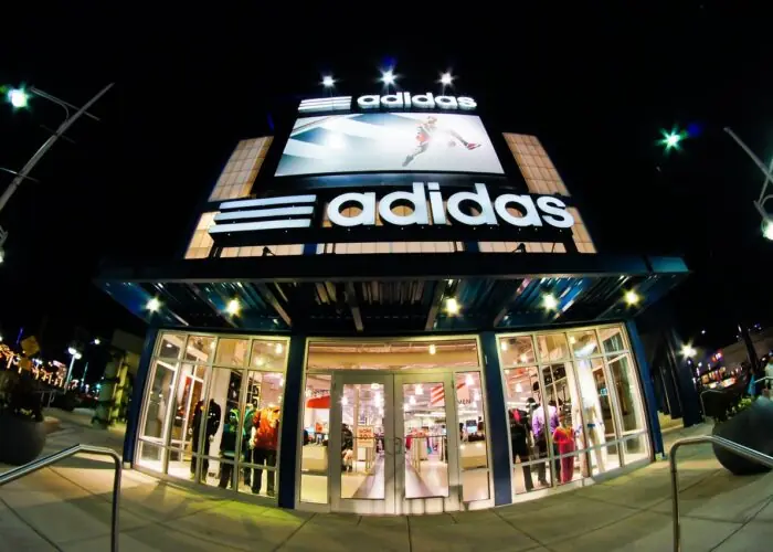 Η Adidas κλείνει τις τοποθεσίες και απολύει 200 εργαζομένους της