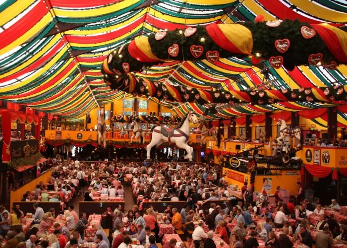 Οικονομικός χορός στο Oktoberfest: Τα απίστευτα κέρδη σε σερβιτόρους, Ταξί και Airbnb