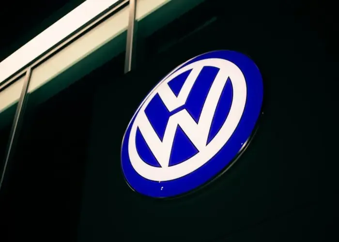 ΣΟΚ στη Γερμανία: Η Volkswagen εξετάζει μαζικές απολύσεις και κλείσιμο εργοστασίων