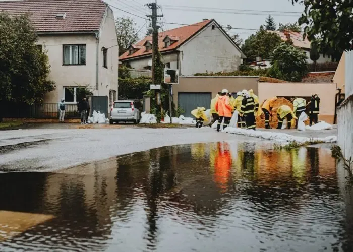 Η στάθμη ανεβαίνει: 1500 σάκοι άμμου ανά ώρα κατά της πλημμύρας του Όντερ (Pic)