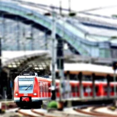 Ξέχασε το σακίδιο του στο S-Bahn και μπήκε μπροστά στις γραμμές για να το σταματήσει