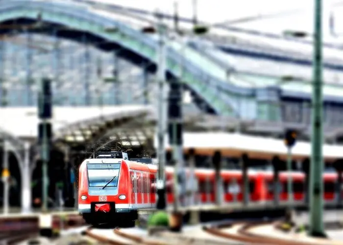 Ξέχασε το σακίδιο του στο S-Bahn και μπήκε μπροστά στις γραμμές για να το σταματήσει