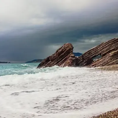 Ισχυρές Καταιγίδες και χαλάζι σαρώνουν τη χώρα: Σε «Κόκκινο Συναγερμό» πολλές περιοχές